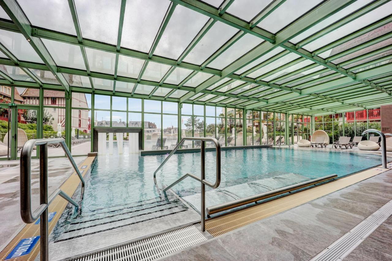 Résidence Pierre&Vacances Premium Presqu'Ile de la Touques Deauville Extérieur photo The swimming pool