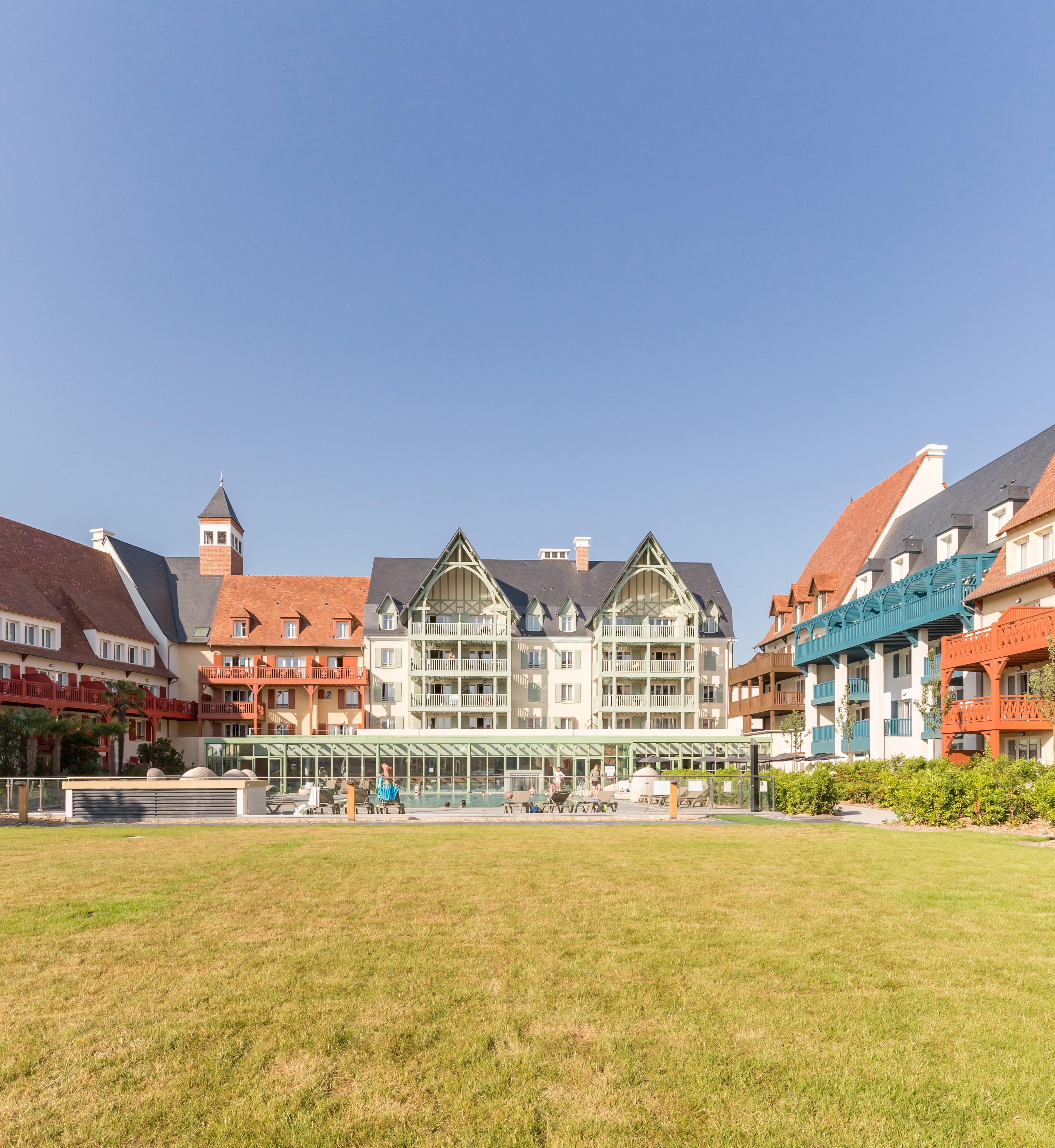Résidence Pierre&Vacances Premium Presqu'Ile de la Touques Deauville Extérieur photo Residential buildings in the new town